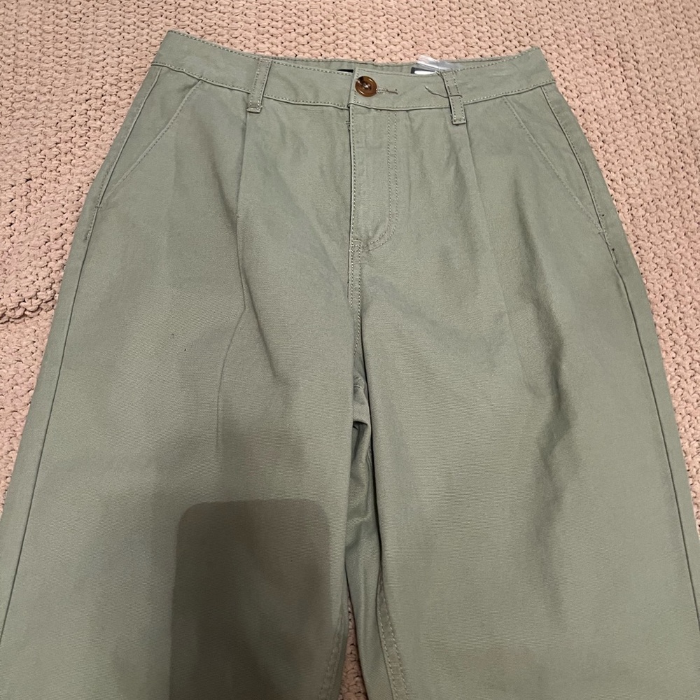 BRAND NEW Forever 21 Green Cargo pants! Size small